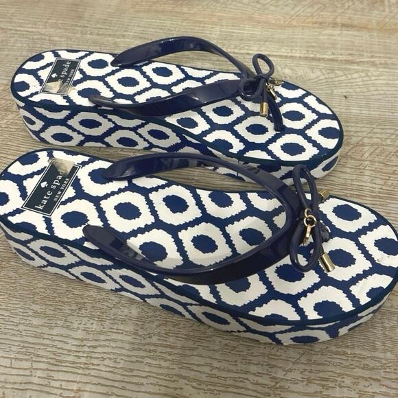 Kate Spade Blue & White Wedge Bow &  Charm Detail Flip Flop Sandals Size 9 - Picture 2 of 13
